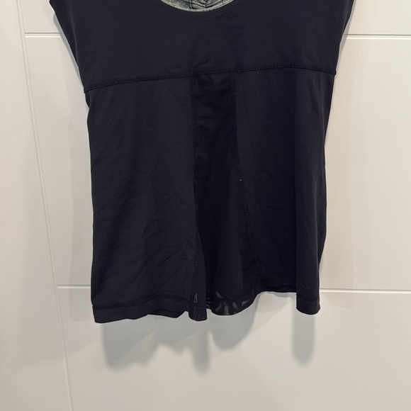🏴 Lululemon Black Women's Top with built in bra size 6 - Picture 7 of 8